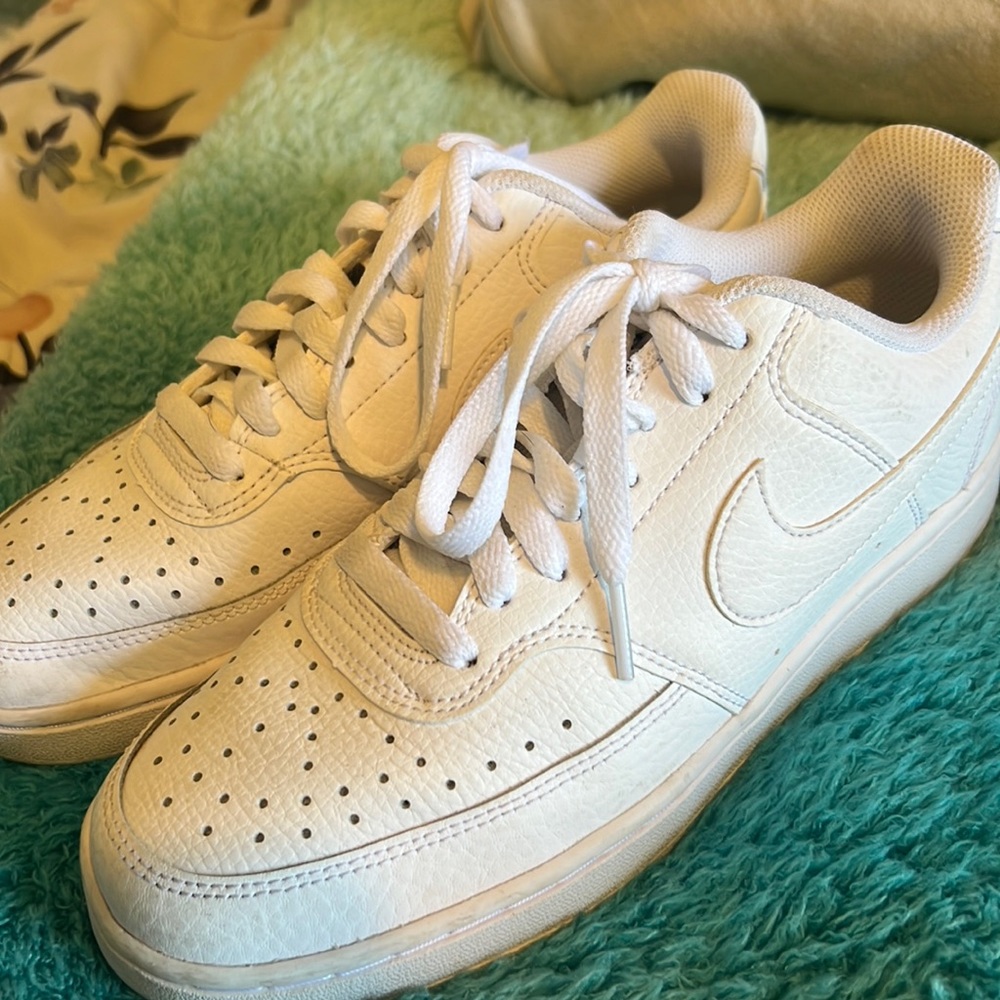 White nike low court vision. Women’s 7.5.